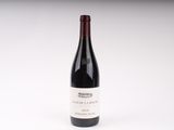 une bouteille de vin posée sur une table