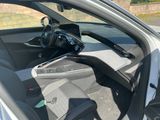l'intérieur d'une voiture avec la porte ouverte et le siège du conducteur abaissé
