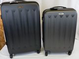 deux bagages posés l'un à côté de l'autre sur une table