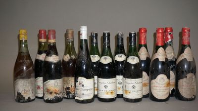 plusieurs bouteilles de vin sont alignées sur une table