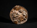 une image représentant une médaille de bronze sur laquelle figurent une femme et un enfant