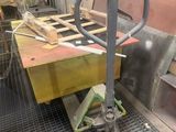 une machine qui travaille sur une pièce de bois