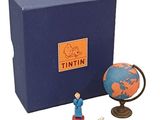 une petite figurine représentant un homme debout devant une cabine bleue
