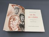 un livre ouvert sur lequel est dessiné un groupe d'hommes