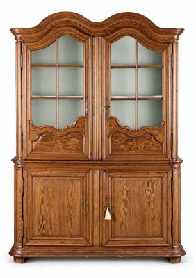 un vaisselier en bois avec des portes vitrées et des tiroirs