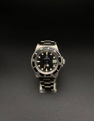 gros plan d'une montre sur une surface noire avec un fond noir