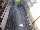 une clôture derrière laquelle se trouvent plusieurs animaux en cage