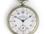 une montre de poche en argent avec un cadran blanc sur fond blanc