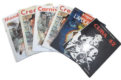 plusieurs livres sont empilés sur une surface blanche