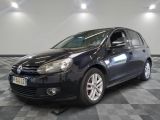 une photo d'une Volkswagen Golf dans un showroom