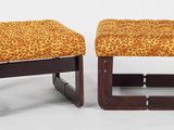 paire de tabourets avec des assises rembourrées à imprimé léopard