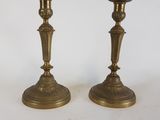 paire de chandeliers anciens en laiton sur fond blanc