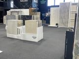 une photo d'un showroom présentant de nombreux types de carrelage différents