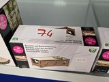 Plusieurs cartons de nourriture sont empilés sur une étagère dans un magasin.