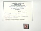 une photo d'une plaque accrochée au mur d'un immeuble