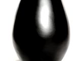 un vase noir orné d'un visage de chat noir