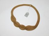 gros plan d'un collier sur une surface blanche avec une étiquette de prix
