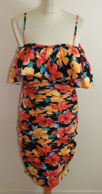 une image d'une robe sur un mannequin mannequin mannequin mannequin mannequin mannequin mannequin mannequin mann
