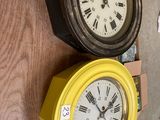 deux horloges posées par terre l'une à côté de l'autre