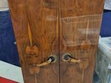 une vitrine en bois avec une porte vitrée, exposée