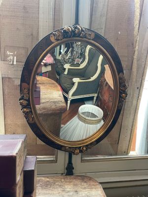 un miroir posé sur une table à côté d'une lampe