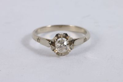 Bague solitaire en or gris 750 ‰ sertie d'un diamant taille …