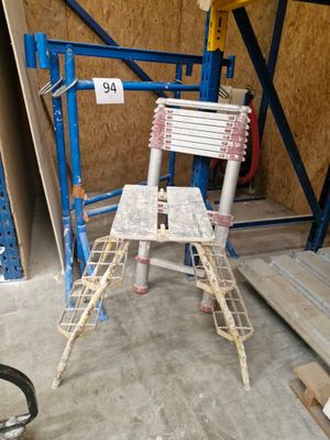 une chaise posée au milieu d'une pile de palettes