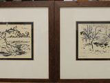 deux tableaux encadrés sur le mur d'une pièce