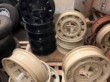 de nombreux types de roues et de jantes sur une palette