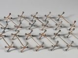 de nombreux petits objets métalliques posés sur une surface blanche