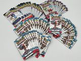 une pile de cartes à collectionner pokemon posées les unes sur les autres