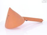 une image représentant un objet orange en forme de cône posé sur une surface blanche
