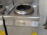 deux machines à laver placées l'une à côté de l'autre dans une pièce sale