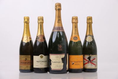 six bouteilles de champagne sont alignées