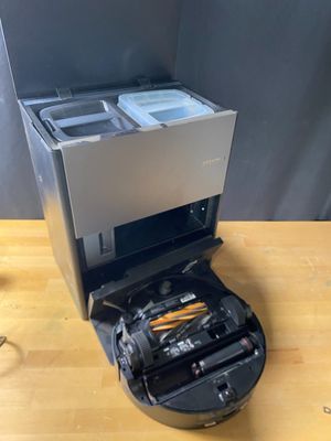 une petite machine posée sur une table en bois