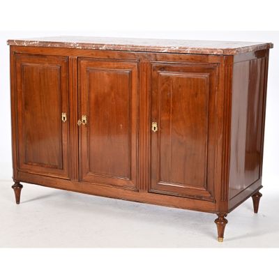 une armoire en bois avec un plateau en marbre sur fond blanc
