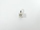 un gros plan d'un pendentif orné d'un seul diamant sur fond blanc