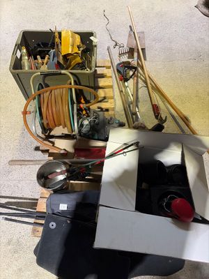 une boîte à outils posée par terre à côté d'une paire de ciseaux