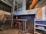 une photo d'un garage rempli de matériel