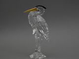 sculpture en verre transparent représentant un oiseau au bec jaune sur fond gris