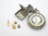 une montre de poche en argent avec une chaîne autour d'elle