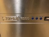 un lave-vaisselle en acier inoxydable posé sur un plan de travail