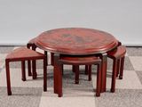 quatre tabourets et une table posés sur un sol à carreaux