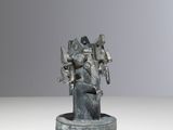 statue d'un homme avec un oiseau sur l'épaule, posée sur un socle