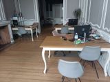 des tables et des chaises dans une pièce avec une cheminée en arrière-plan