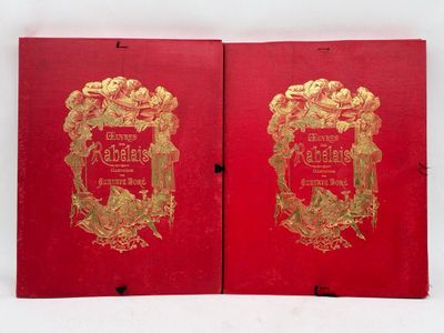 deux livres rouges ornés de dorures, posés sur une surface blanche