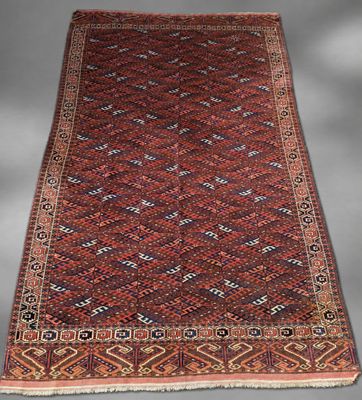 un tapis rouge et noir à motifs géométriques