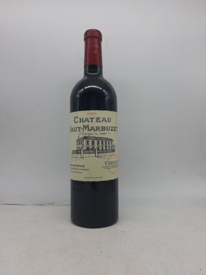 une bouteille de vin rouge posée sur une table blanche