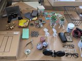 une table sur laquelle se trouvent de nombreux objets