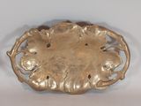 une assiette en or ornée d'un motif de feuilles
